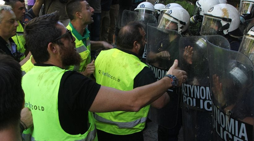 Eldorado: Έφοδος των μεταλλωρύχων στο υπουργείο Περιβάλλοντος – Σπάνε τζαμαρίες